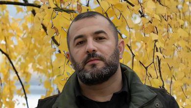 أريانا غراندي تتعرض لهجوم على السجادة الحمراء في سنغافورة (فيديو)