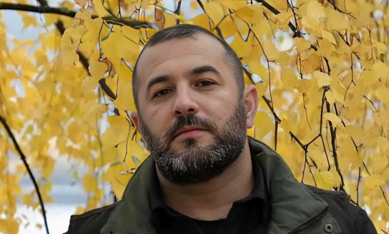 أريانا غراندي تتعرض لهجوم على السجادة الحمراء في سنغافورة (فيديو)