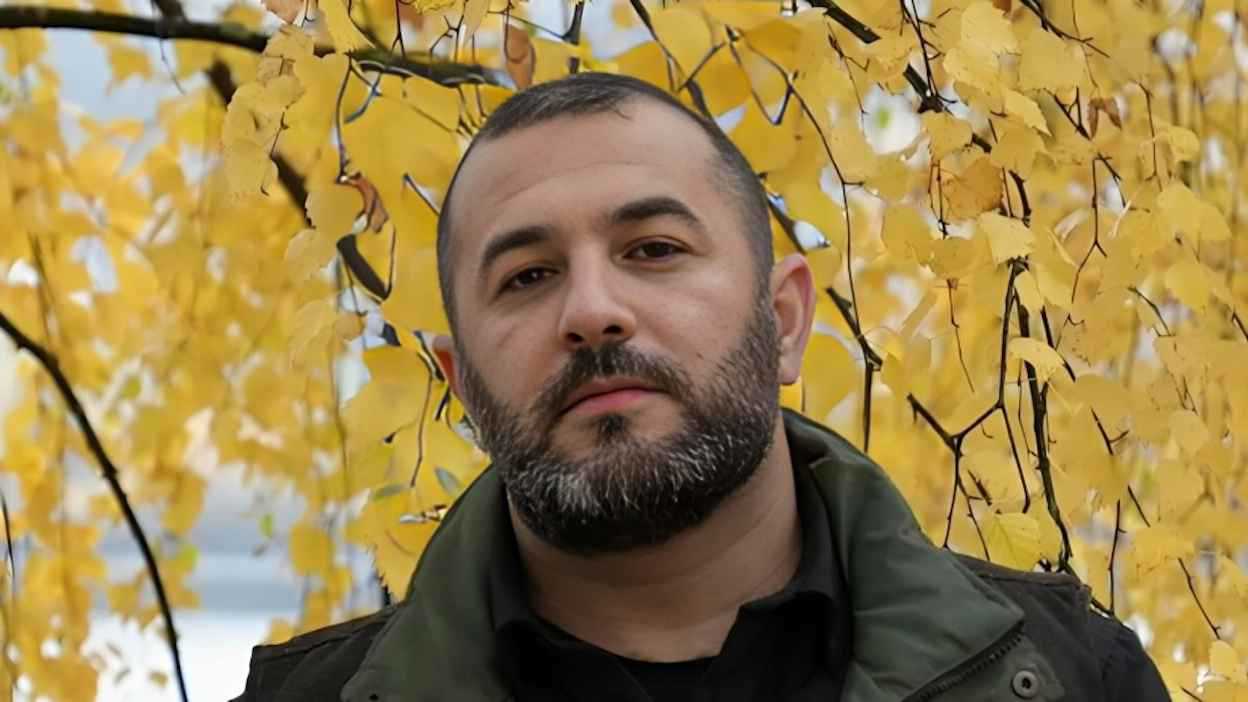 أريانا غراندي تتعرض لهجوم على السجادة الحمراء في سنغافورة (فيديو)