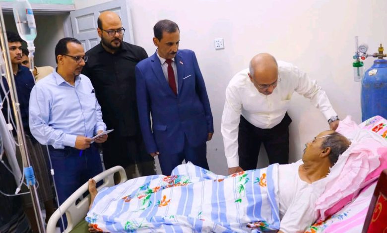 اخبار-حضرموت-|-رئيس-الجمعية-الوطنية-يطمئن-على-صحة-الشاعر-ثابت-السعدي