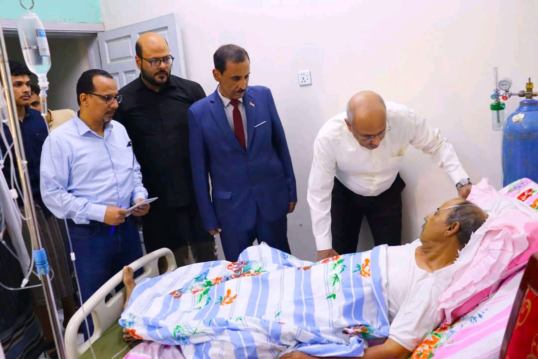 اخبار-حضرموت-|-رئيس-الجمعية-الوطنية-يطمئن-على-صحة-الشاعر-ثابت-السعدي