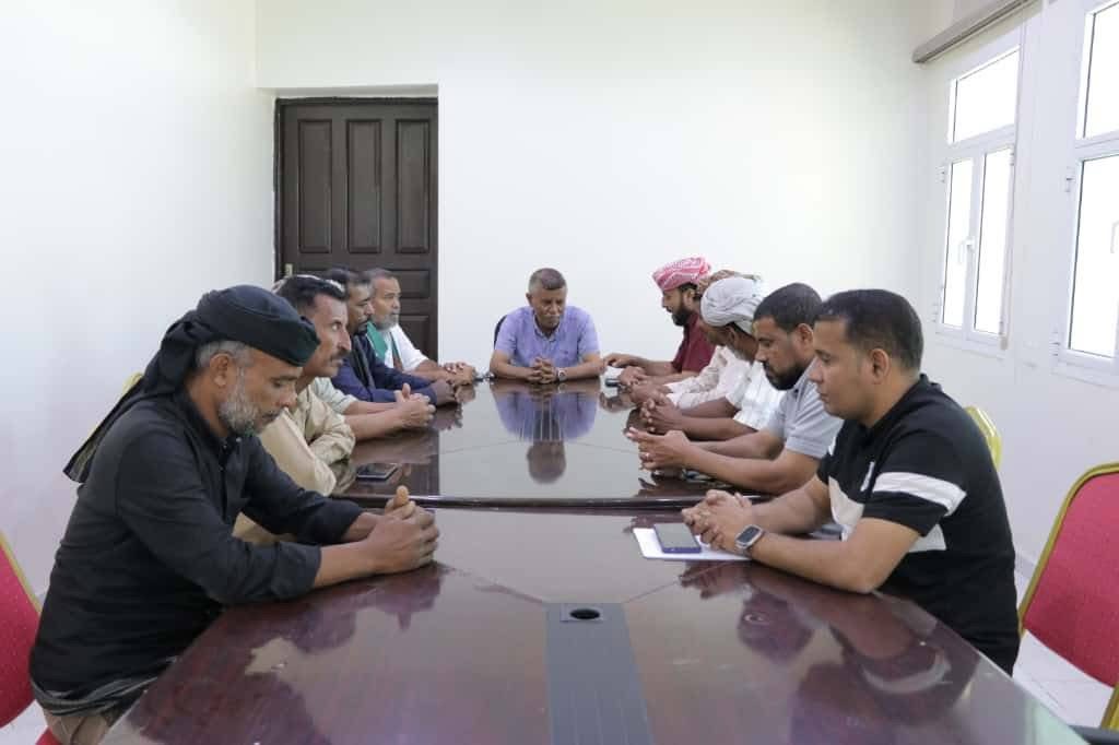 اخبار-حضرموت-|-انتقالي-الشحر-يبحث-مع-المدير-العام-أبرز-القضايا-الخدمية-بالمديرية