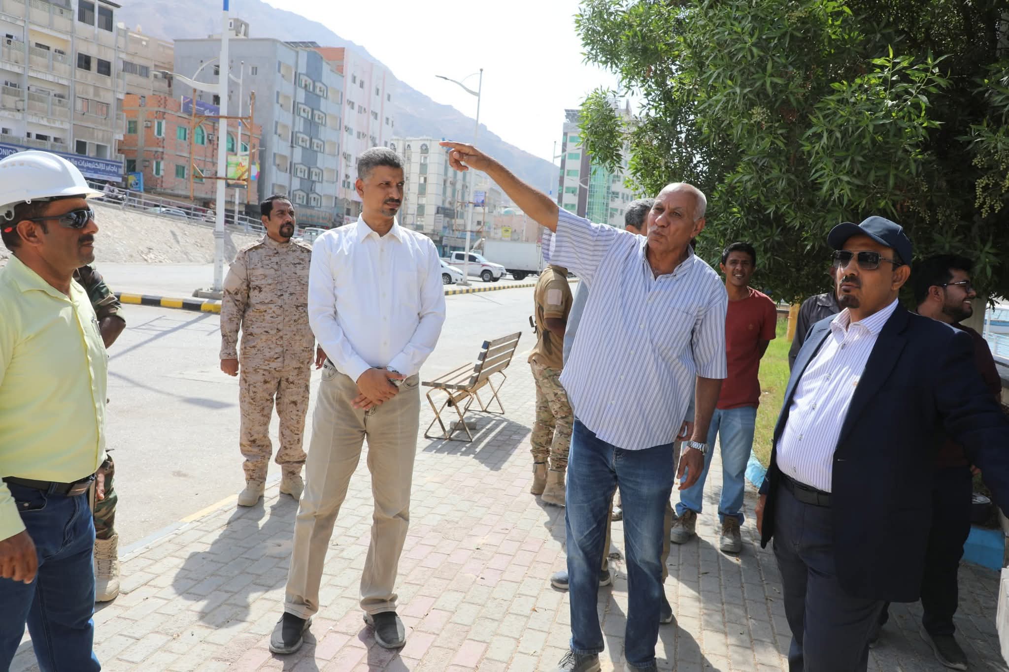 اخبار-حضرموت-|-محافظ-#حضرموت-يتفقد-العمل-بـ-#مشروع-المرحلة-الثانية-لخور-المكلا-التي-قاربت-الـ-70%-ويوجّه-بإزالة-العوائق-التي-تعترض-سرعة-الانجاز