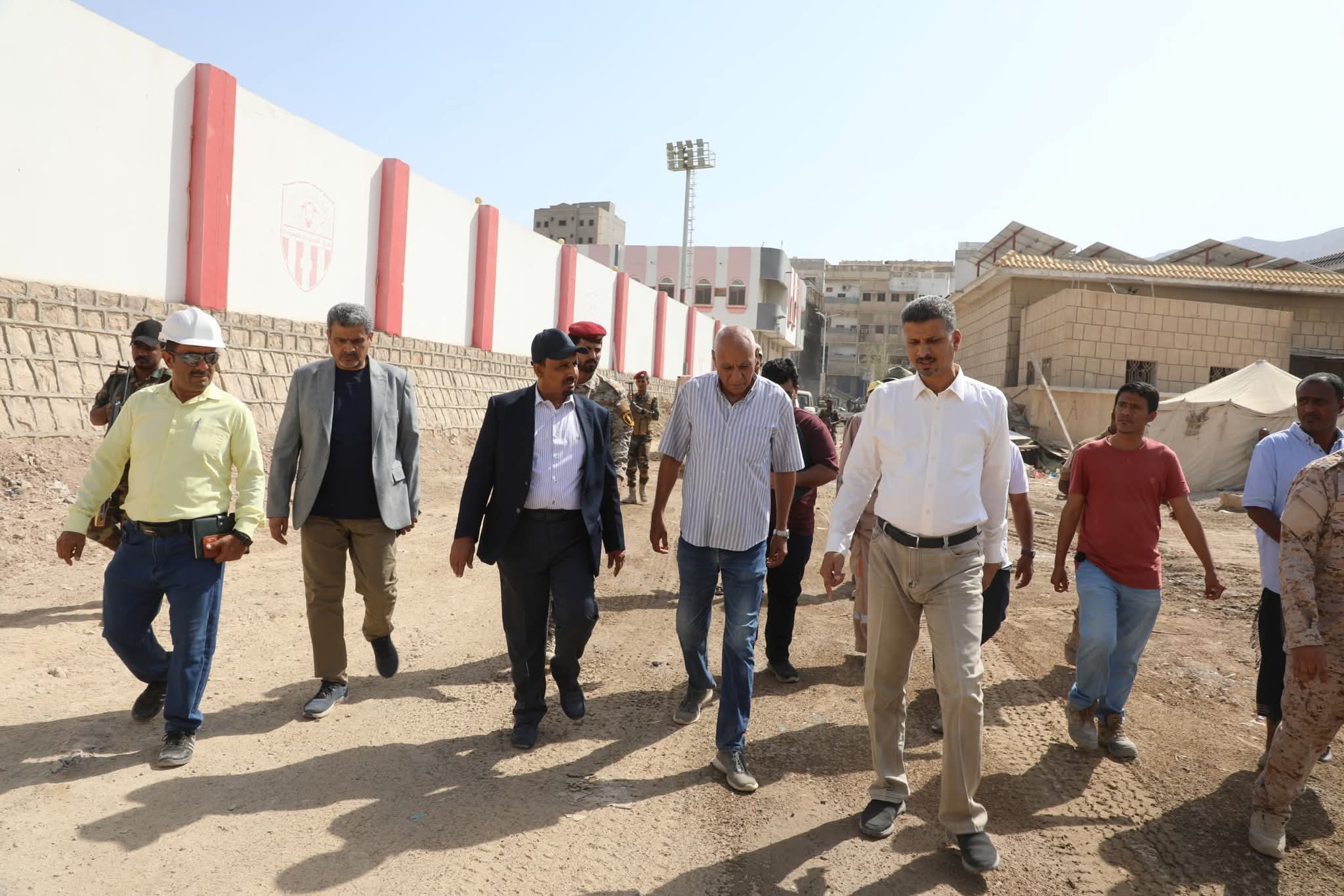 اخبار-حضرموت-|-محافظ-#حضرموت-يوجّه-بإزالة-العوائق-العشوائية-خلف-مشفى-حضرموت-وسرعة-إنجاز-سفلتة-الشارع-المحاذي-لسور-منشأة-#نادي-الشعب