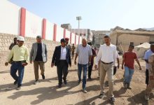 اخبار-حضرموت-|-محافظ-#حضرموت-يوجّه-بإزالة-العوائق-العشوائية-خلف-مشفى-حضرموت-وسرعة-إنجاز-سفلتة-الشارع-المحاذي-لسور-منشأة-#نادي-الشعب