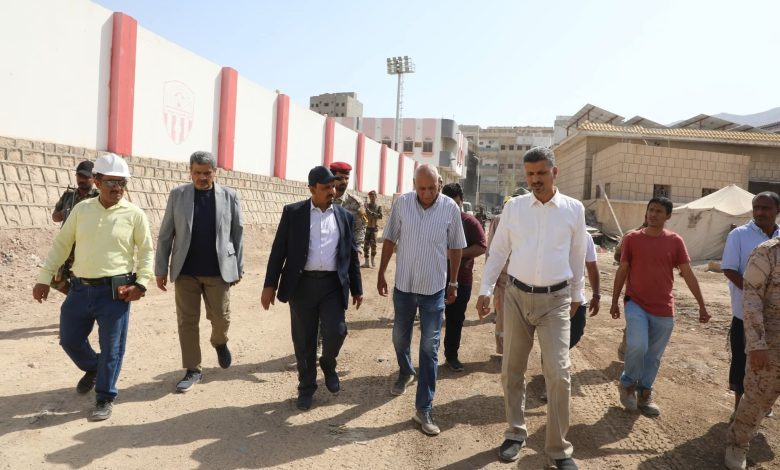 اخبار-حضرموت-|-محافظ-#حضرموت-يوجّه-بإزالة-العوائق-العشوائية-خلف-مشفى-حضرموت-وسرعة-إنجاز-سفلتة-الشارع-المحاذي-لسور-منشأة-#نادي-الشعب