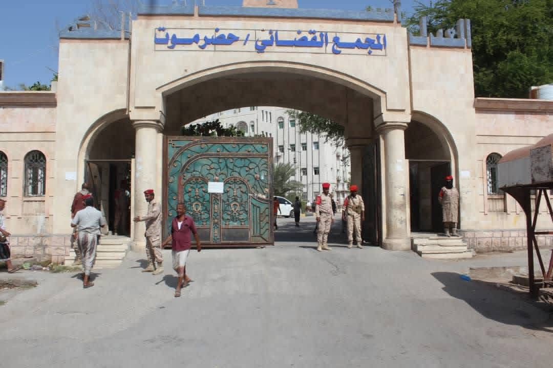 اخبار-حضرموت-|-التوجيه-المعنوي-بالشرطة-العسكرية-ينفذ-نزولًا-ميدانيًا-لعددٍ-من-مواقعهم-العسكرية-الخاصة-بحماية-المنشآت-الحكومية-في-المكلا