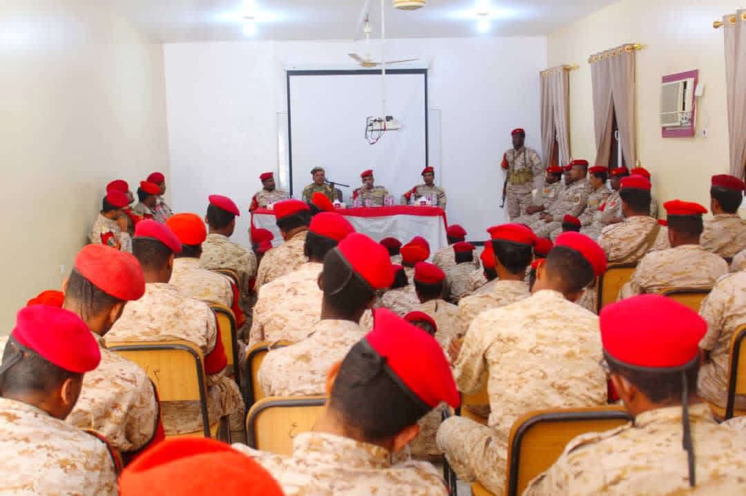 اخبار-حضرموت-|-رئيس-شعبة-التوجية-المعنوي-العقيد-الجهوري-ينفذ-محاضرة-توعوية-حول-الانضباط-العسكري-لأفراد-الشرطة-العسكرية