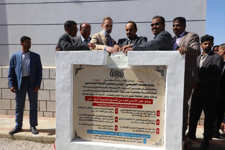 اخبار-حضرموت-|-محافظ-#حضرموت-يضع-حجر-الأساس-لعدد-من-#المشاريع-الخدمية-والتنموية-بمديرية-تريم