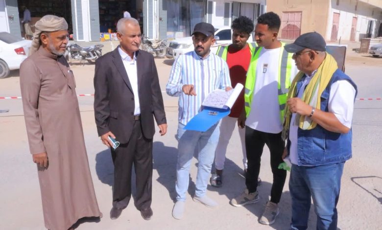 اخبار-حضرموت-|-مدير-عام-#سيئون-يتفقد-سير-أعمال-#صيانة-وترميم-الحفريات-الإسفلتية-بعدد-من-شوارع-المدينة.