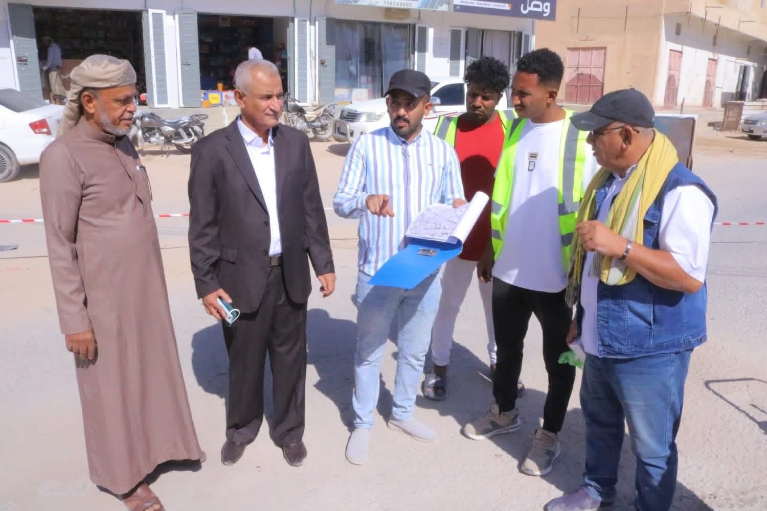 اخبار-حضرموت-|-مدير-عام-#سيئون-يتفقد-سير-أعمال-#صيانة-وترميم-الحفريات-الإسفلتية-بعدد-من-شوارع-المدينة.