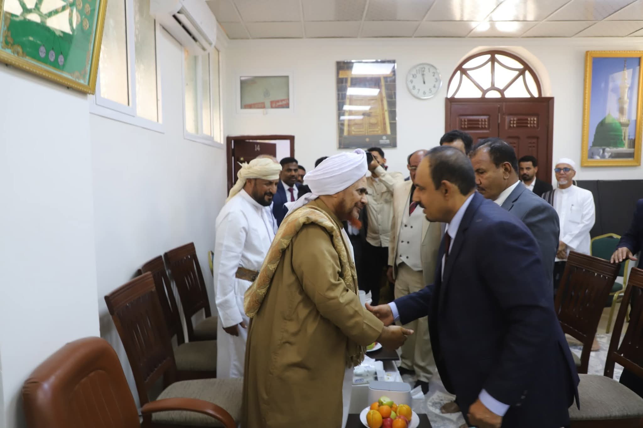 اخبار-حضرموت-|-محافظ-#حضرموت-يزور-#العلامة-الحبيب-عمر-بن-حفيظ-ويُشيد-بدوره-الكبير-في-نشر-الفكر-الوسطي-المعتدل