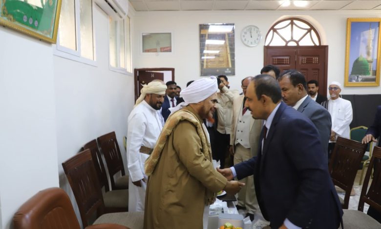 اخبار-حضرموت-|-محافظ-#حضرموت-يزور-#العلامة-الحبيب-عمر-بن-حفيظ-ويُشيد-بدوره-الكبير-في-نشر-الفكر-الوسطي-المعتدل