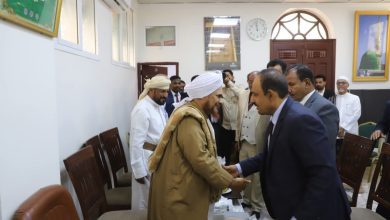 اخبار-حضرموت-|-محافظ-#حضرموت-يزور-#العلامة-الحبيب-عمر-بن-حفيظ-ويُشيد-بدوره-الكبير-في-نشر-الفكر-الوسطي-المعتدل