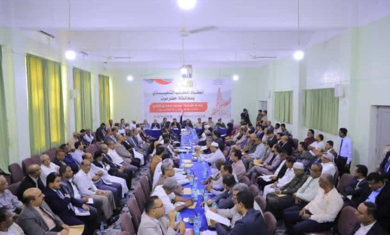 اخبار-حضرموت-|-محافظ-#حضرموت-يترأس-اجتماعًا-للمكتب-التنفيذي-بالمحافظة-“ساحلاً-وواديًا”-ويؤكد-أهمية-انعقاده-في-#تريم-عرفانًا-بدورها-التنويري-والتاريخي