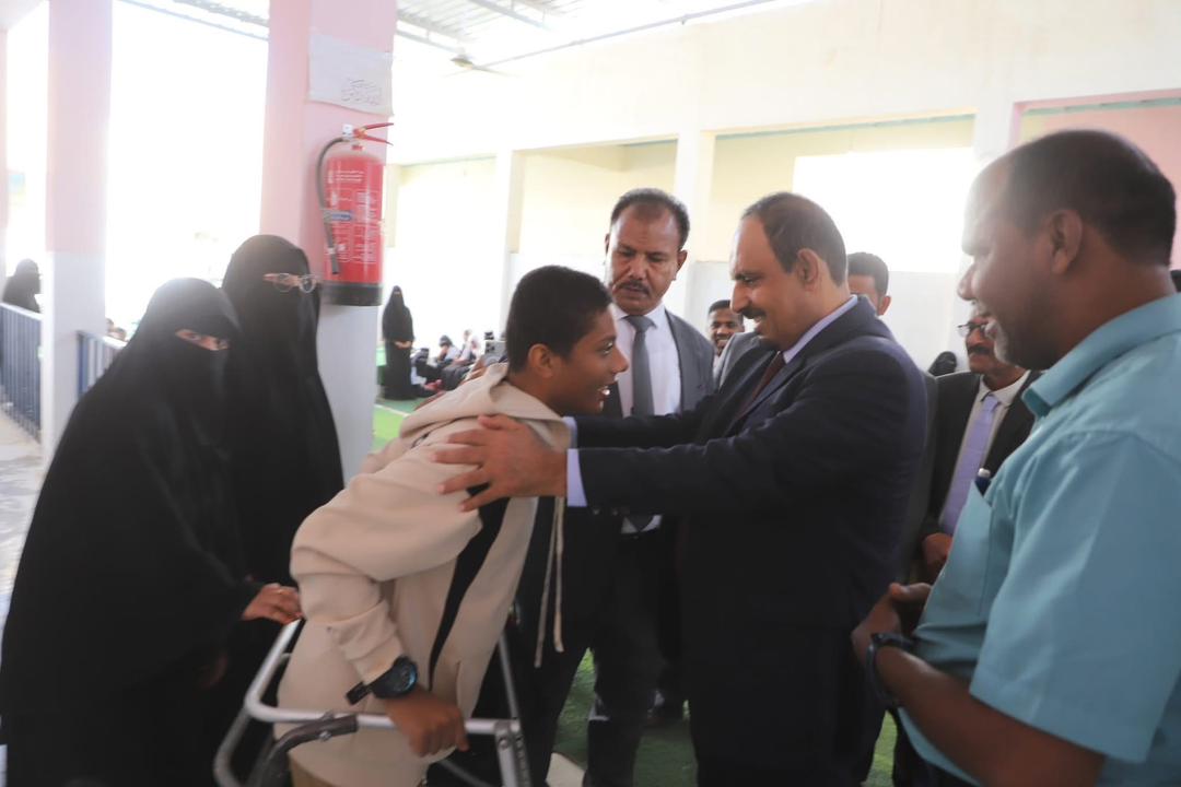 اخبار-حضرموت-|-محافظ-#حضرموت-يتفقد-“أبناءه-من-ذوي-الهمم”-في-مدرسة-الأمل-بـ-#تريم-ويصدر-توجيهات-لتعزيز-الرعاية-بالمدرسة