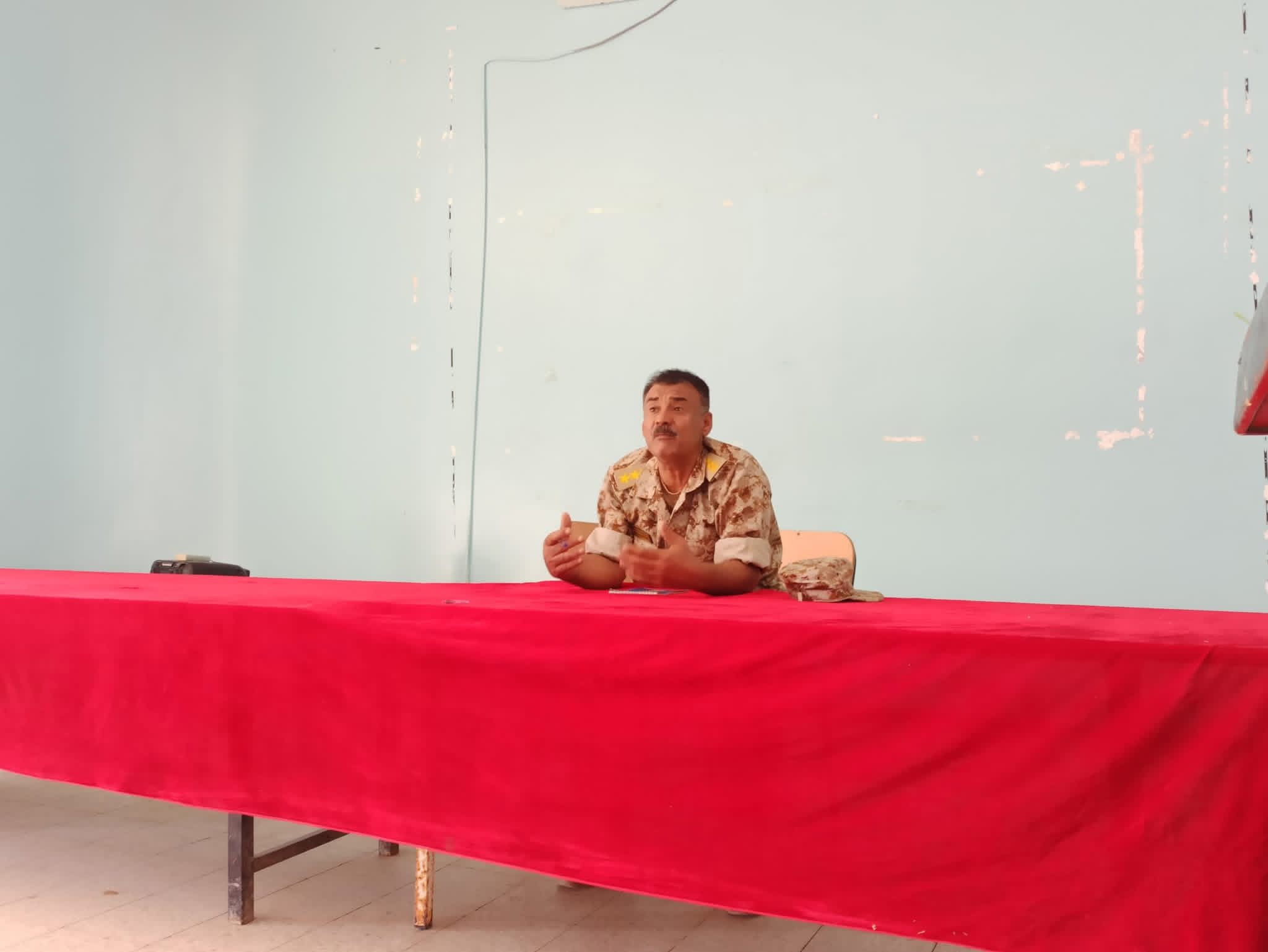 اخبار-حضرموت-|-النقيب-“بلحول”-يلقي-محاضرة-توجيهيه-عن-قيم-الولاء-الوطني-أمام-ضباط-وأفراد-قيادة-المنطقة-العسكرية-الثانية-بالمكلا