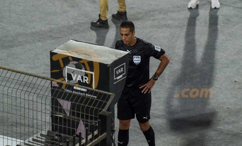 الثالثة لهما.. أمين عمر حكما لمباراة الأهلي ضد المصري