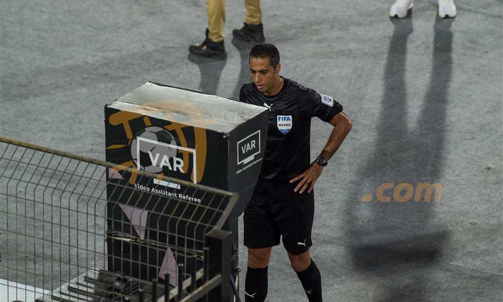 الثالثة لهما.. أمين عمر حكما لمباراة الأهلي ضد المصري