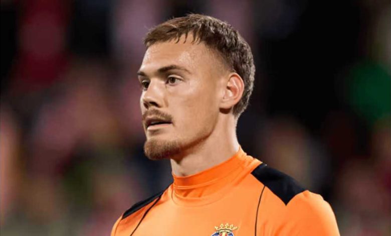 تقرير: تشيلسي قد يقطع إعارته حارسه لحل أزمة محتملة