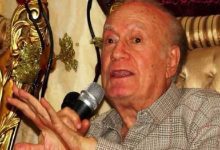 رواد سوق يمنعون رجلاً من قتل زوجته في تركيا (فيديو)