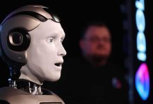 أول روبوت بشري روسي يسقط أرضاً بعد ثوانٍ من بدء عرضه (فيديو)