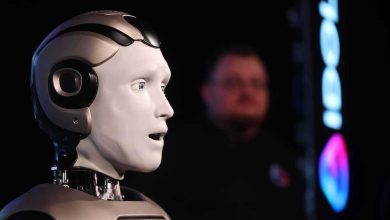 أول روبوت بشري روسي يسقط أرضاً بعد ثوانٍ من بدء عرضه (فيديو)