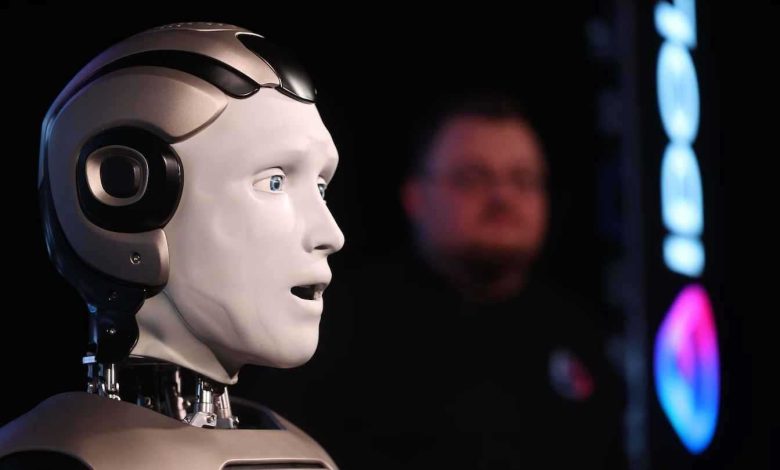 أول روبوت بشري روسي يسقط أرضاً بعد ثوانٍ من بدء عرضه (فيديو)