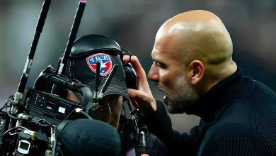 غوارديولا مع مصور تليفزيوني