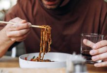 "لا للزبائن الوحيدين".. سياسة صادمة في مطعم كوري تثير الجدل