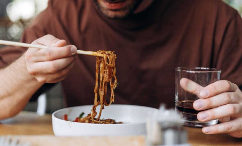 "لا للزبائن الوحيدين".. سياسة صادمة في مطعم كوري تثير الجدل