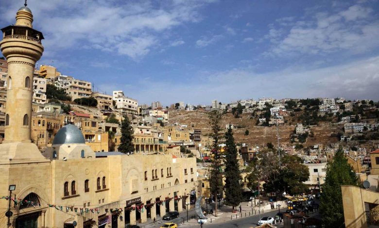 نجاة رجل بأعجوبة بعد زحفه تحت قطار بضائع (فيديو)