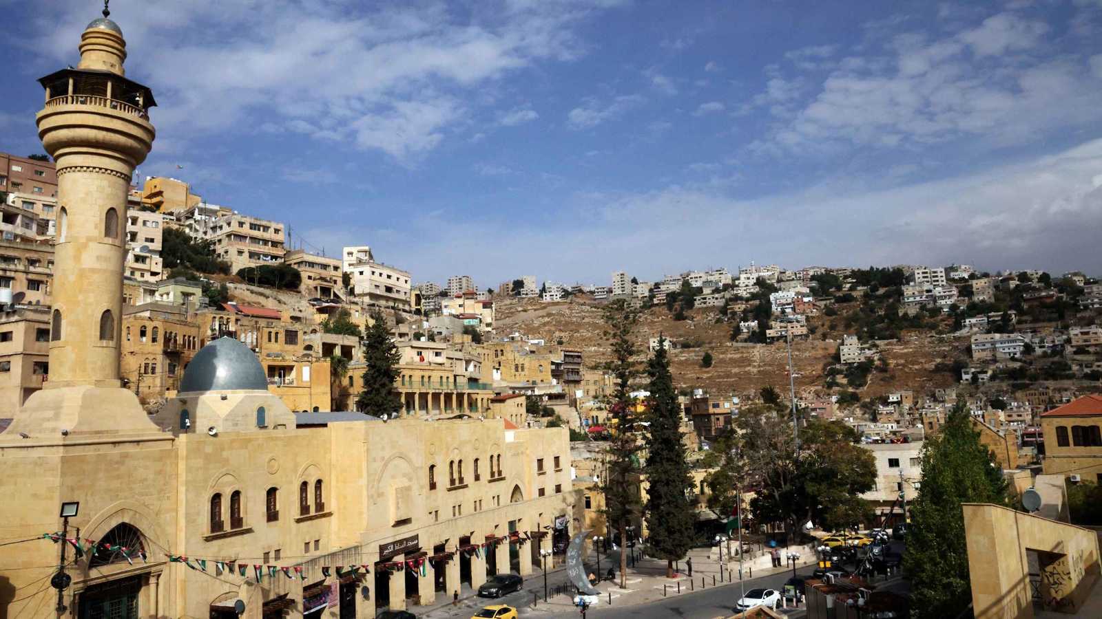 نجاة رجل بأعجوبة بعد زحفه تحت قطار بضائع (فيديو)