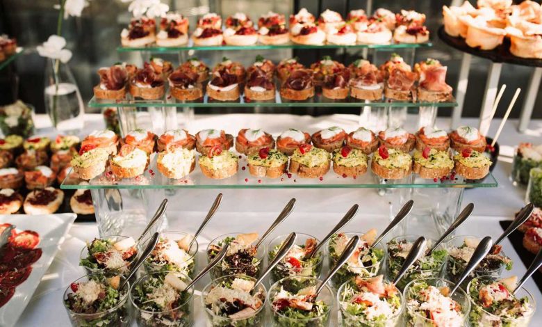 نجاة رجل بأعجوبة بعد زحفه تحت قطار بضائع (فيديو)