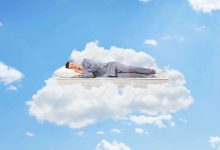 نجاة رجل بأعجوبة بعد زحفه تحت قطار بضائع (فيديو)