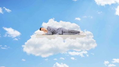 نجاة رجل بأعجوبة بعد زحفه تحت قطار بضائع (فيديو)