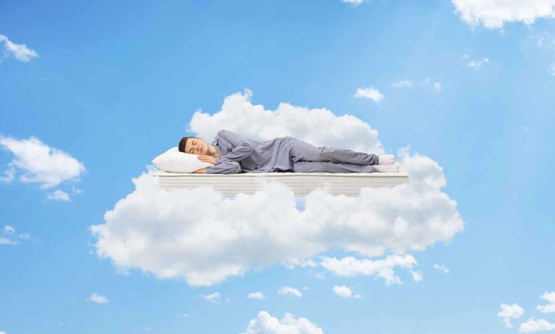 نجاة رجل بأعجوبة بعد زحفه تحت قطار بضائع (فيديو)