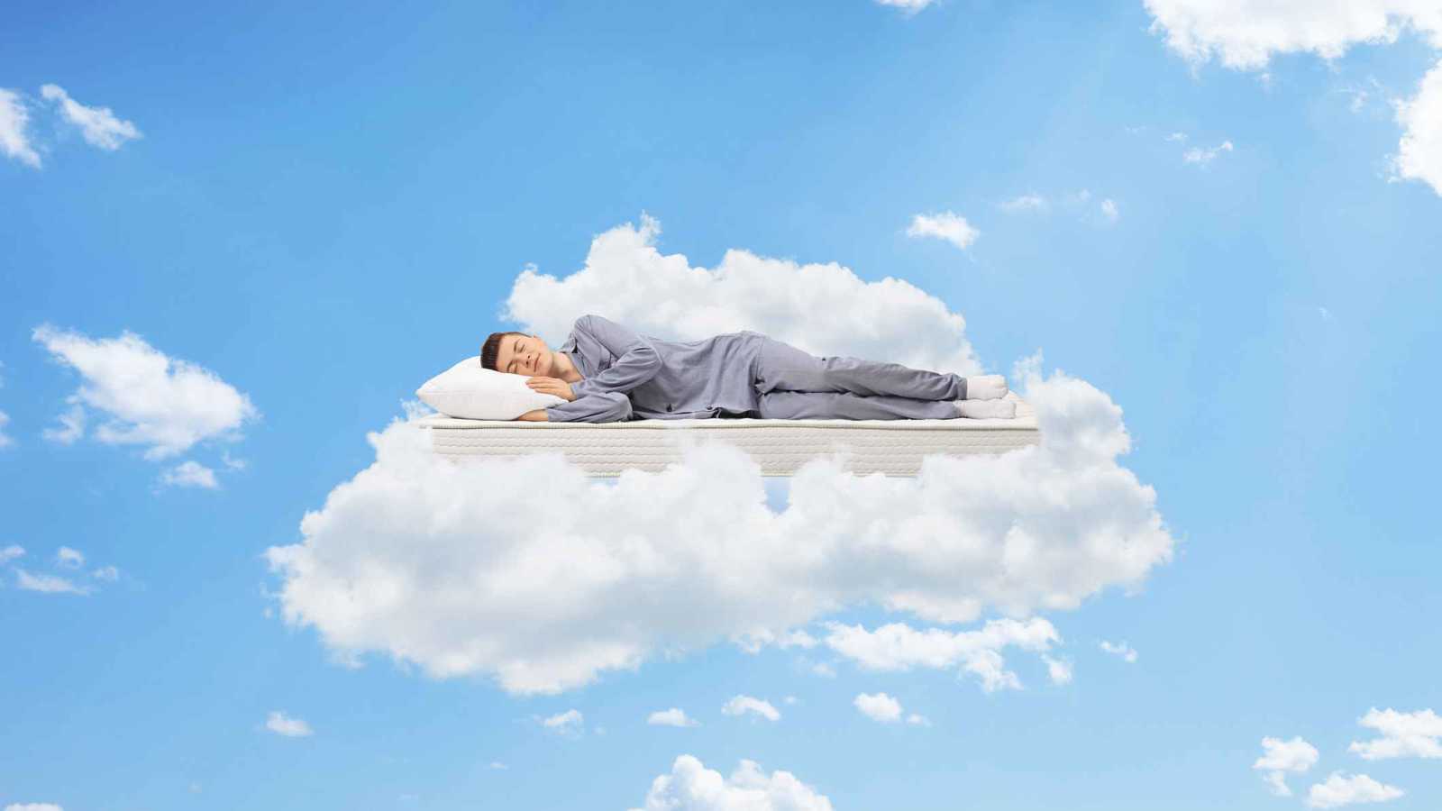 نجاة رجل بأعجوبة بعد زحفه تحت قطار بضائع (فيديو)