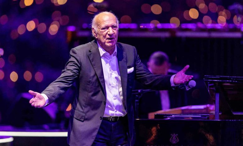 فنان يعتزم جمع دولار من كل مواطن لنصب تماثيله في المدن العراقية