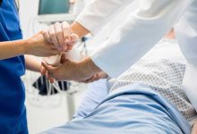 أم تُصاب بحروق خطيرة بعد هجوم بقنبلة حارقة على سيارتها