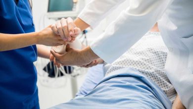 أم تُصاب بحروق خطيرة بعد هجوم بقنبلة حارقة على سيارتها