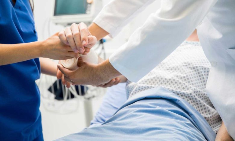 أم تُصاب بحروق خطيرة بعد هجوم بقنبلة حارقة على سيارتها