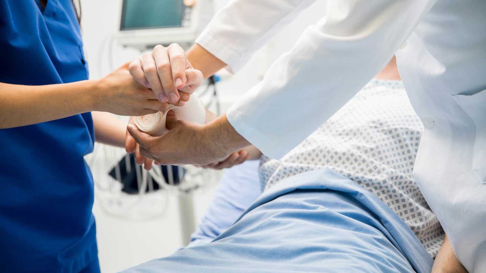 أم تُصاب بحروق خطيرة بعد هجوم بقنبلة حارقة على سيارتها