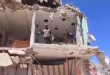 مئات العائلات الغزيّة تعود إلى منازلها المتداعية رغم تهديد الانهيار