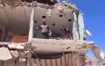 مئات العائلات الغزيّة تعود إلى منازلها المتداعية رغم تهديد الانهيار