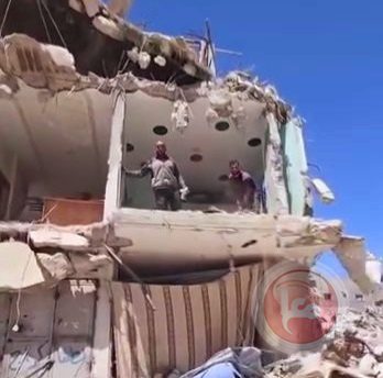 مئات العائلات الغزيّة تعود إلى منازلها المتداعية رغم تهديد الانهيار