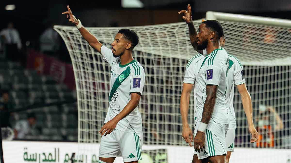 لا يجرؤ أن يفعلها معي.. ميدو يشن هجوما على زيزو (فيديو)