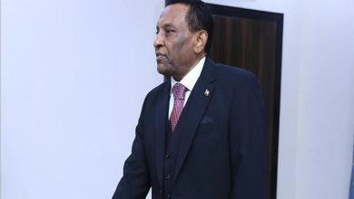 رئيس الوزراء السوداني يعفي مسؤولا بالخارجية من منصبه بسبب منظمة دولية