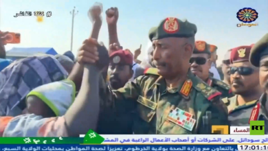 عبد الفتاح البرهان يزور مخيما لنازحين فروا من مدينة الفاشر