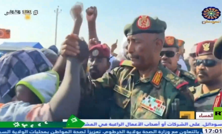 عبد الفتاح البرهان يزور مخيما لنازحين فروا من مدينة الفاشر